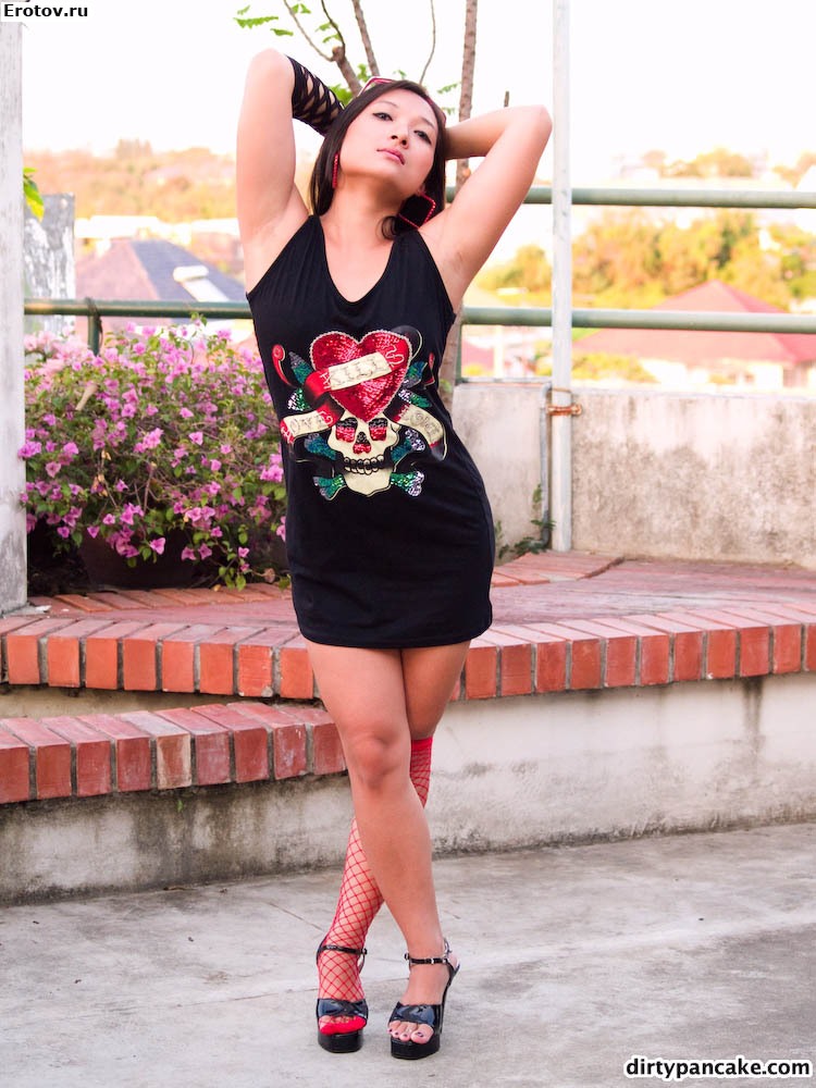 Эротичная азиатка раздвигает ноги и показывает трусы между ног