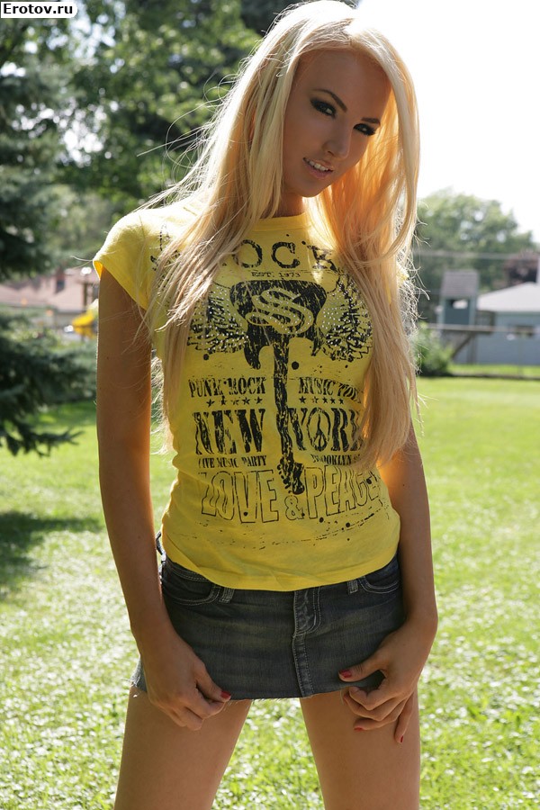 Красивая блондинка задирает желтую кофту
